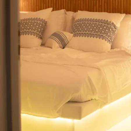 8 Keys Aparthotel Naousa (Paros)