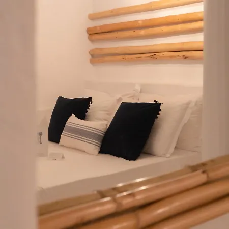 8 Keys Naousa (Paros)